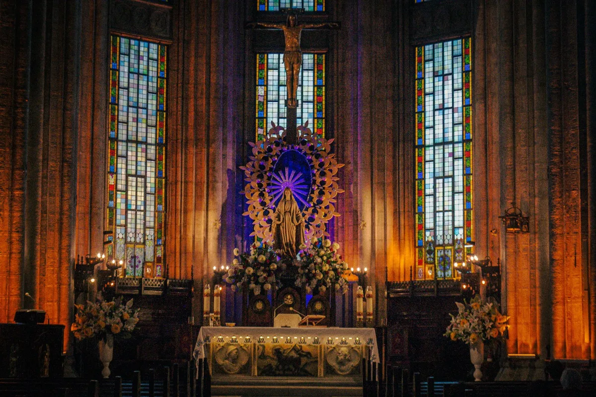 Imagem de Nossa Senhora em catedral com iluminação suave