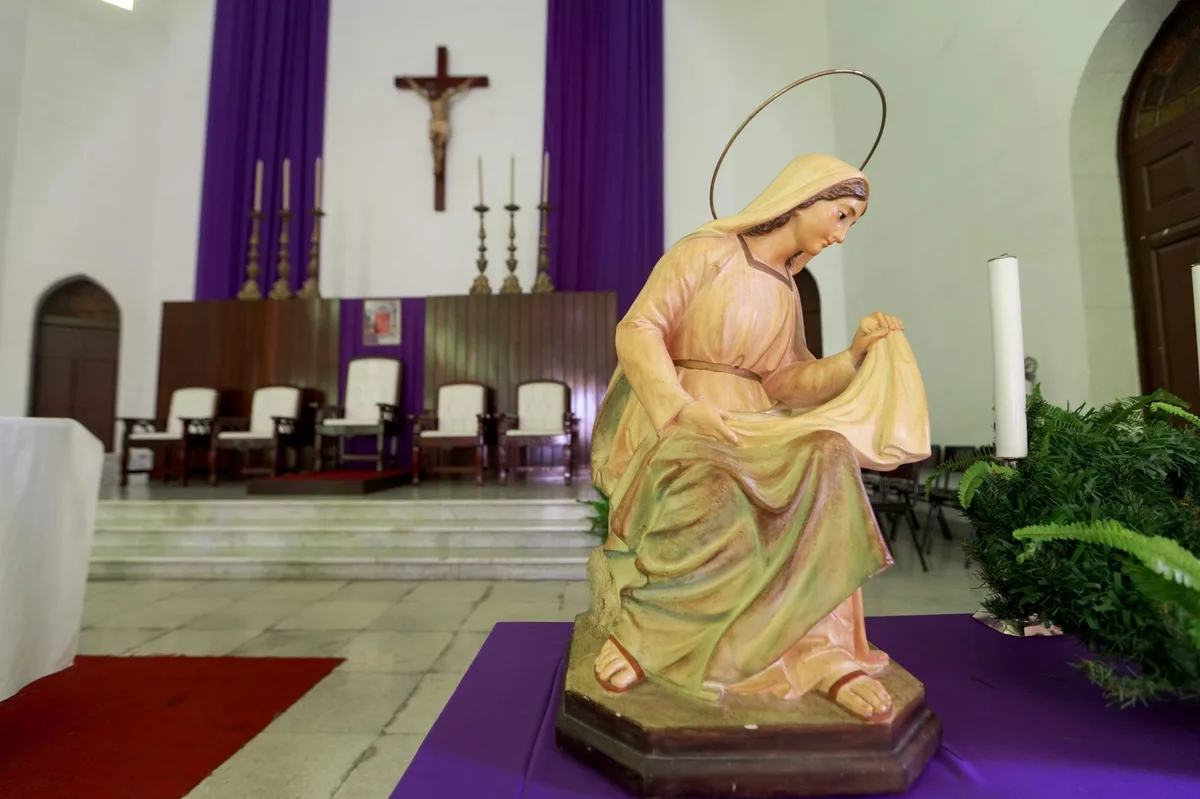 Imagem de Nossa Senhora em igreja católica