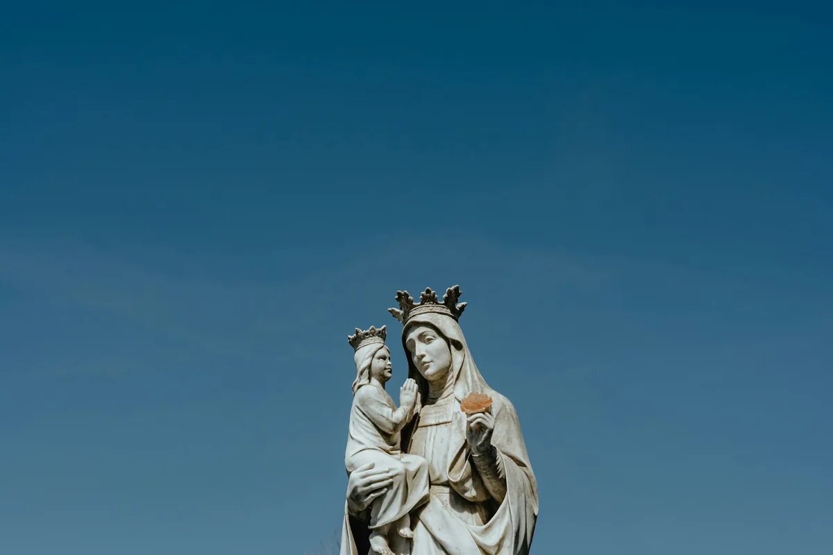 Imagem de Nossa Senhora em ambiente de oração