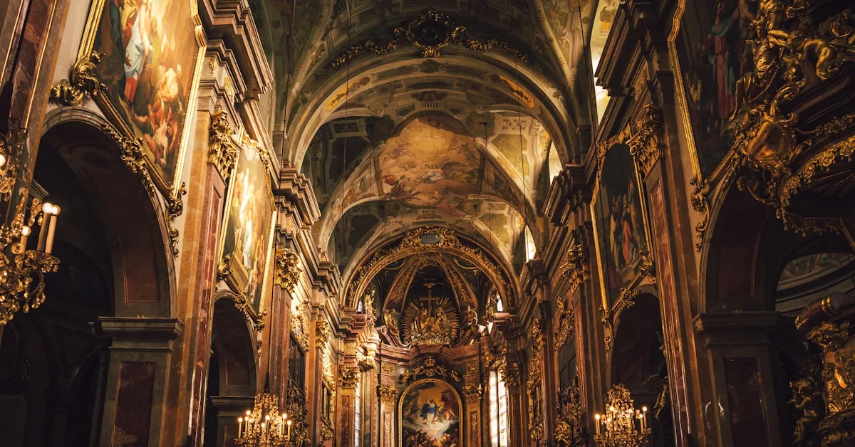 Interior de igreja católica com decoração dourada e altar iluminado