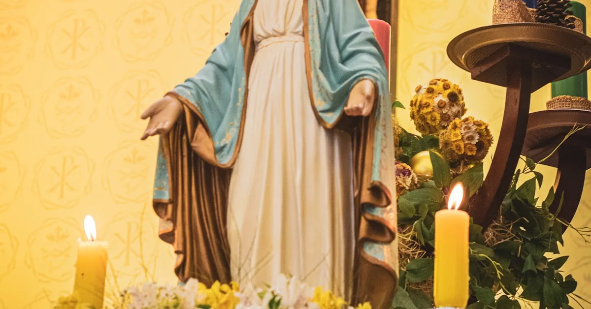 Imagem de Nossa Senhora em um altar, representando a devoção mariana no Brasil