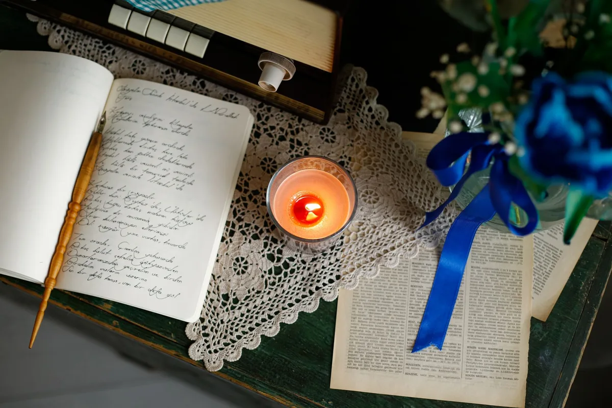 Bíblia aberta sobre uma mesa com luz suave ao fundo