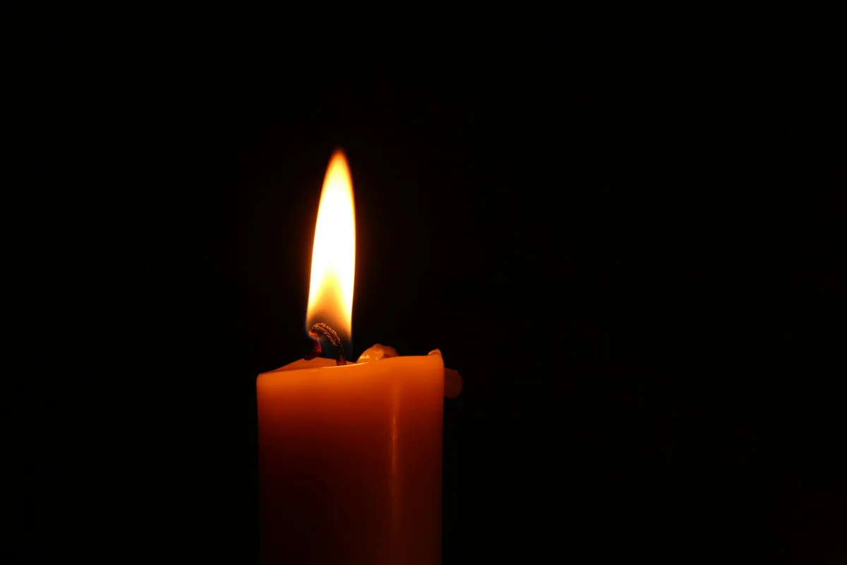 Velas acesas em ambiente de oração, lembrando a espera luminosa do Advento.