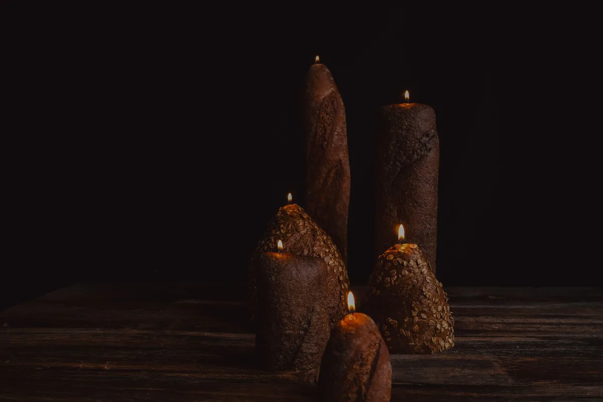 Velas acesas simbolizando a luz e a esperança do tempo de Advento