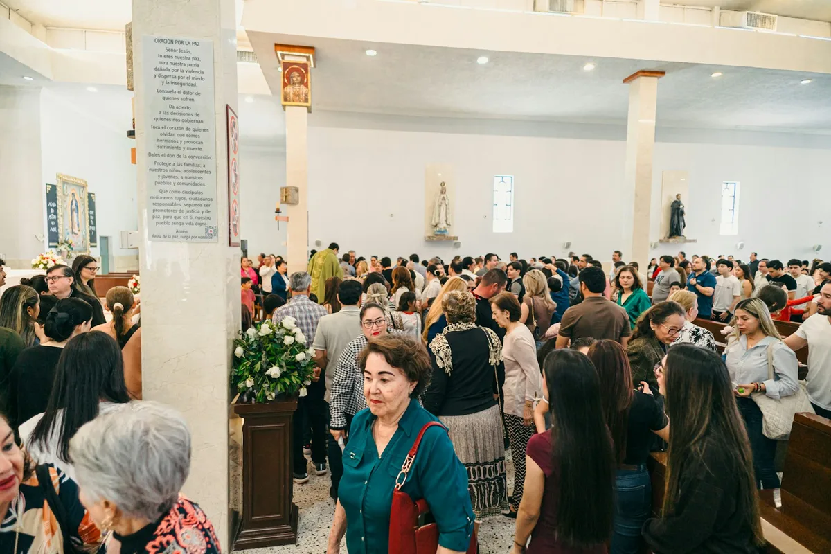 Fiéis reunidos dentro de uma catedral católica durante celebração