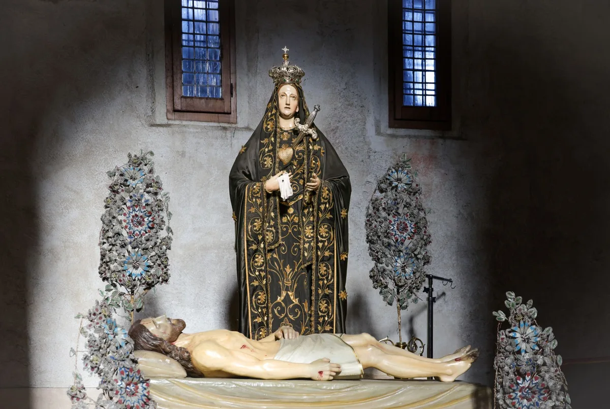 Imagem de Nossa Senhora com o Menino Jesus no colo, representando a Sagrada Família e a linhagem dos avós Santa Ana e São Joaquim